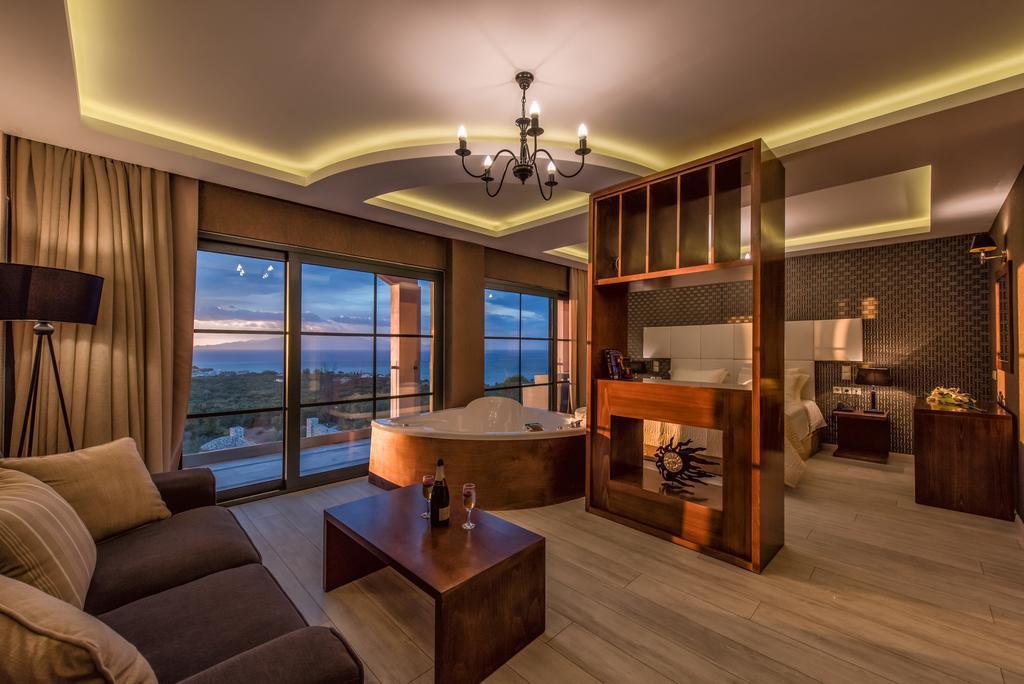 Elegance Luxury Executive Suites - Adults Only Трагаки Номер фото